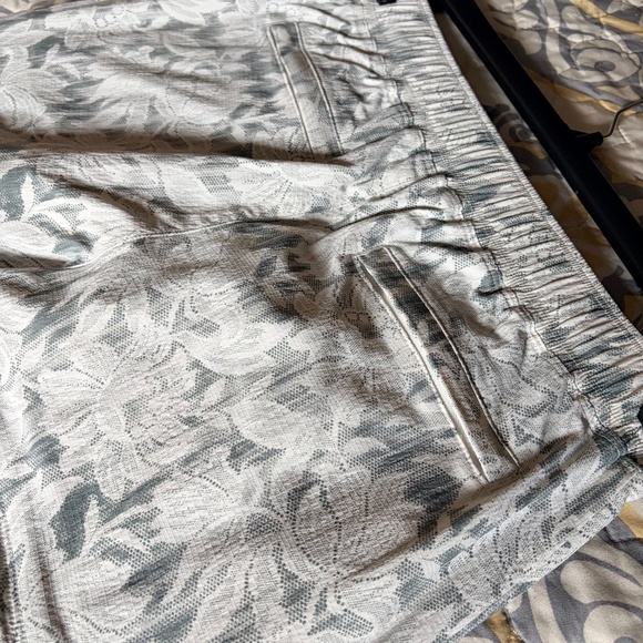 Athleta Trekkie Convertible Hike Pants, Ethereal Bloom Magnolia White, 4 - Picture 8 of 13